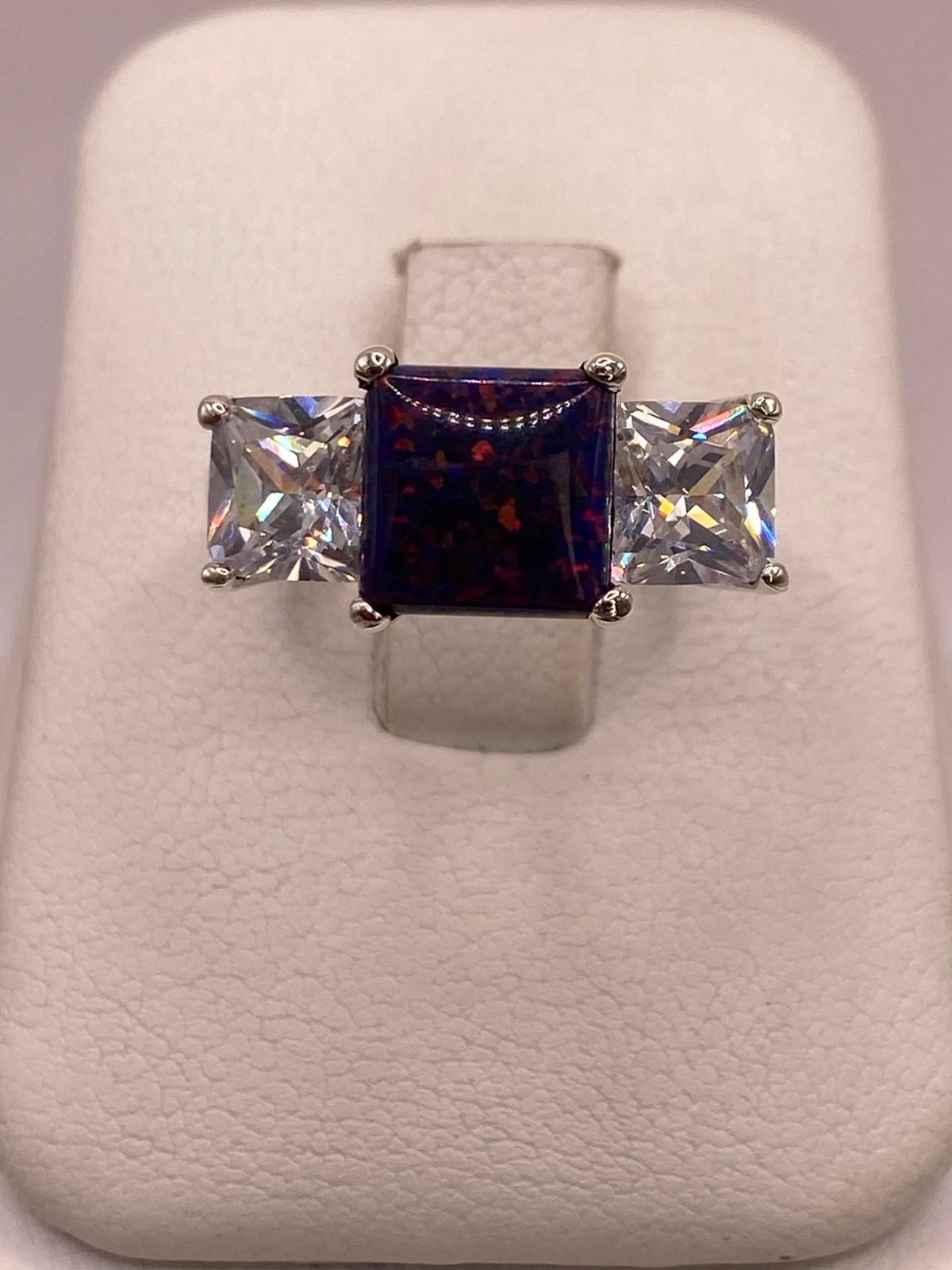 Anillo de Plata Ley 925 con Piedra Ópalo Azul y Zirconias Blancas, vista de detalle