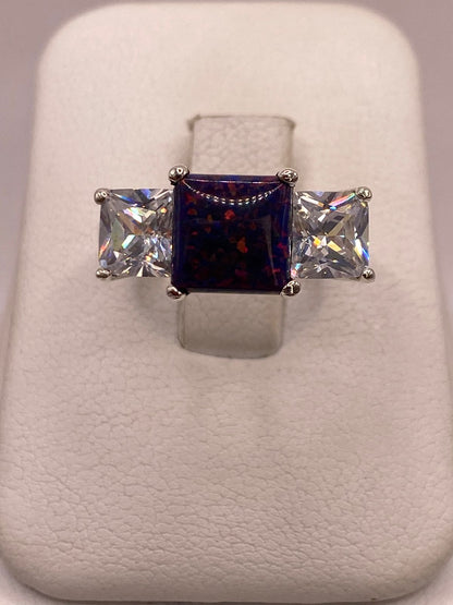 Anillo de Plata Ley 925 con Piedra Ópalo Azul y Zirconias Blancas, vista de detalle