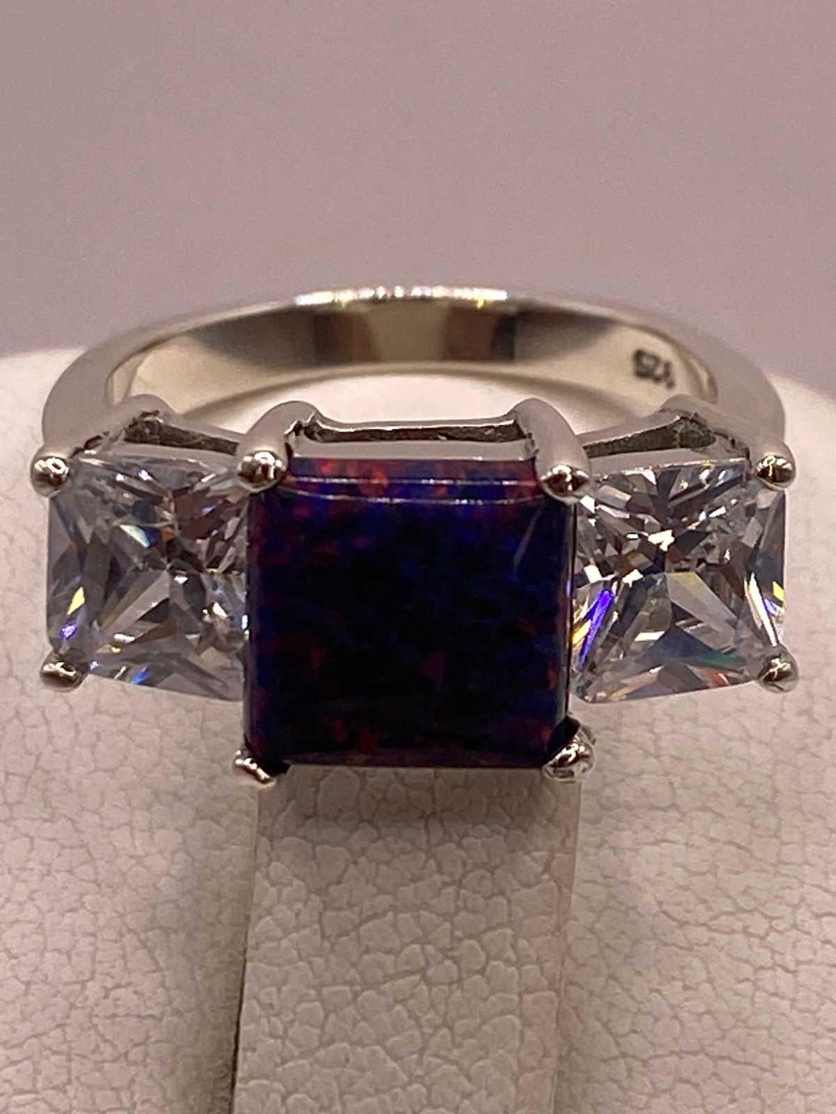 Anillo de Plata Ley 925 con Piedra Ópalo Azul y Zirconias Blancas, vista superior