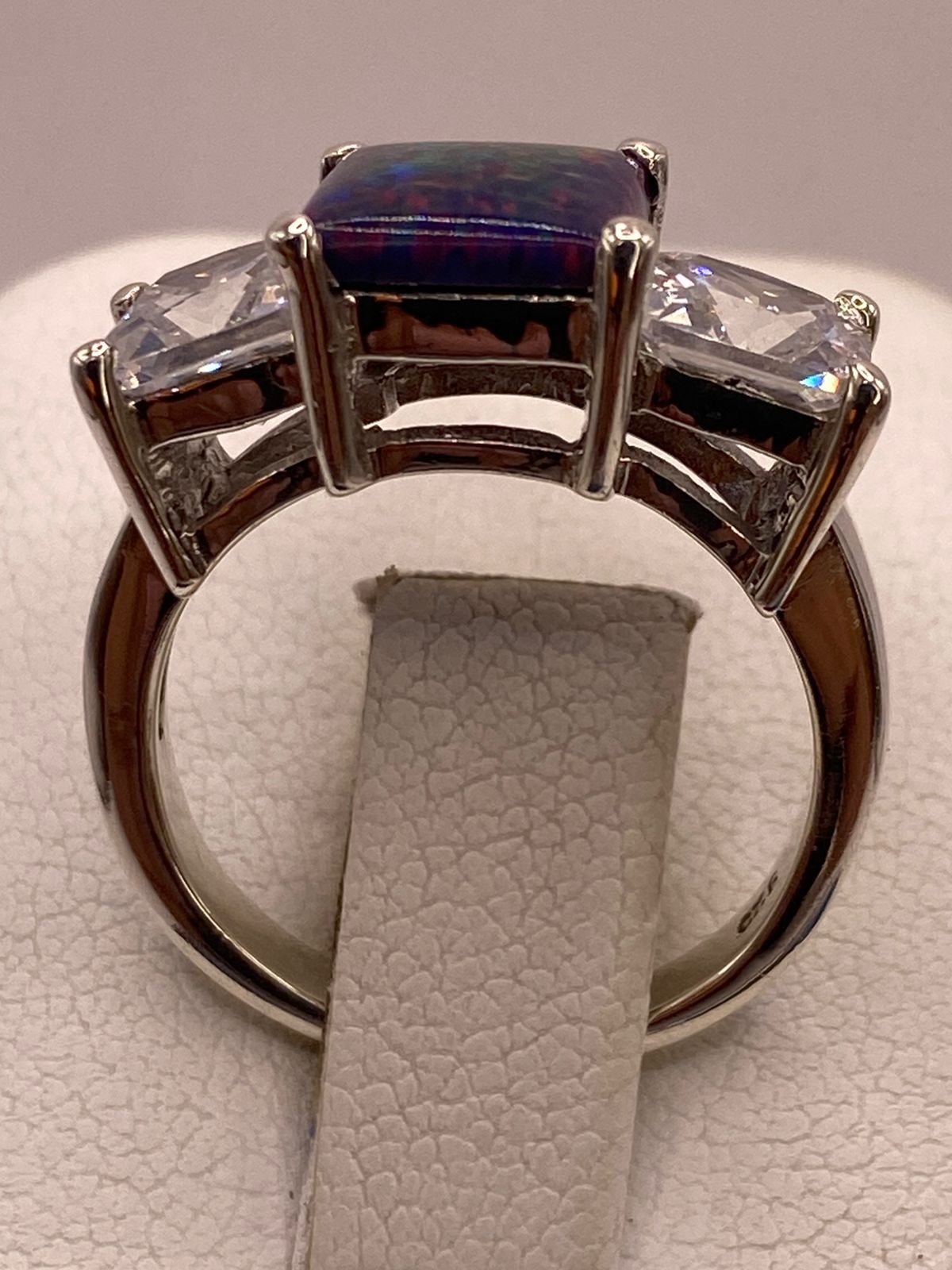 Anillo de Plata Ley 925 con Piedra Ópalo Azul y Zirconias Blancas, sello de autenticidad Plata Ley .925
