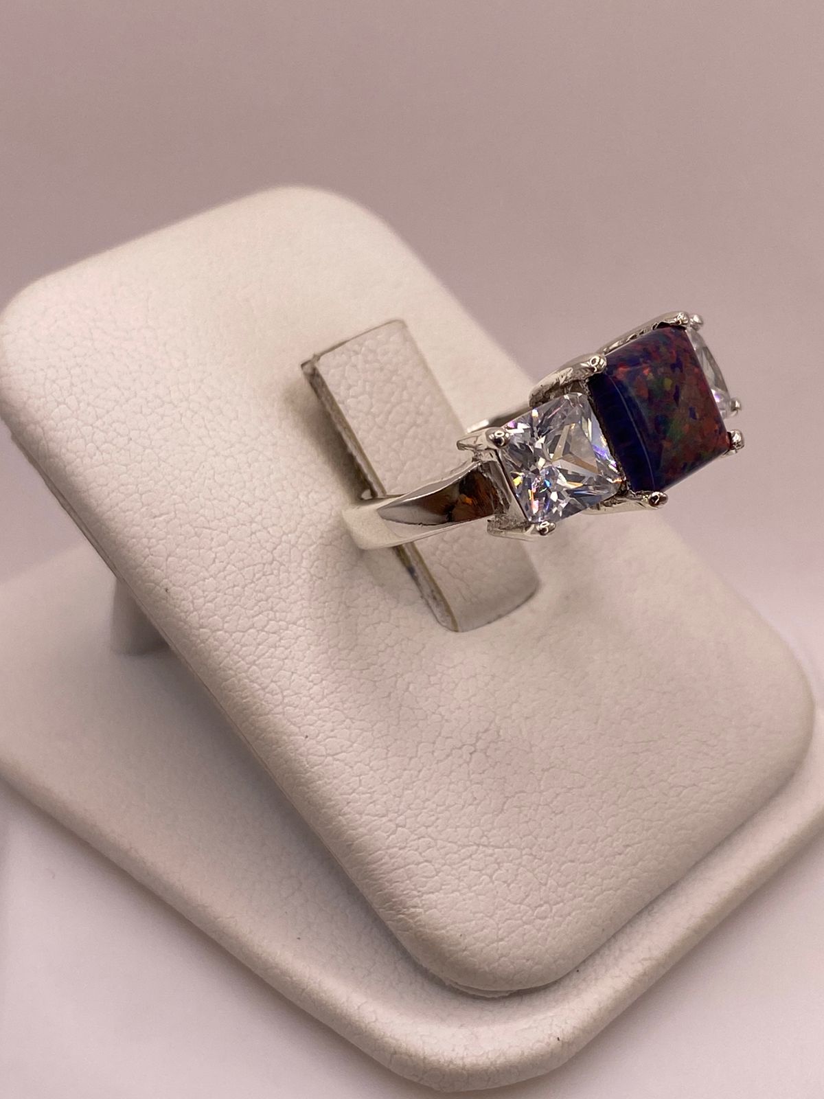 Anillo de Plata Ley 925 con Piedra Ópalo Azul y Zirconias Blancas, vista lateral