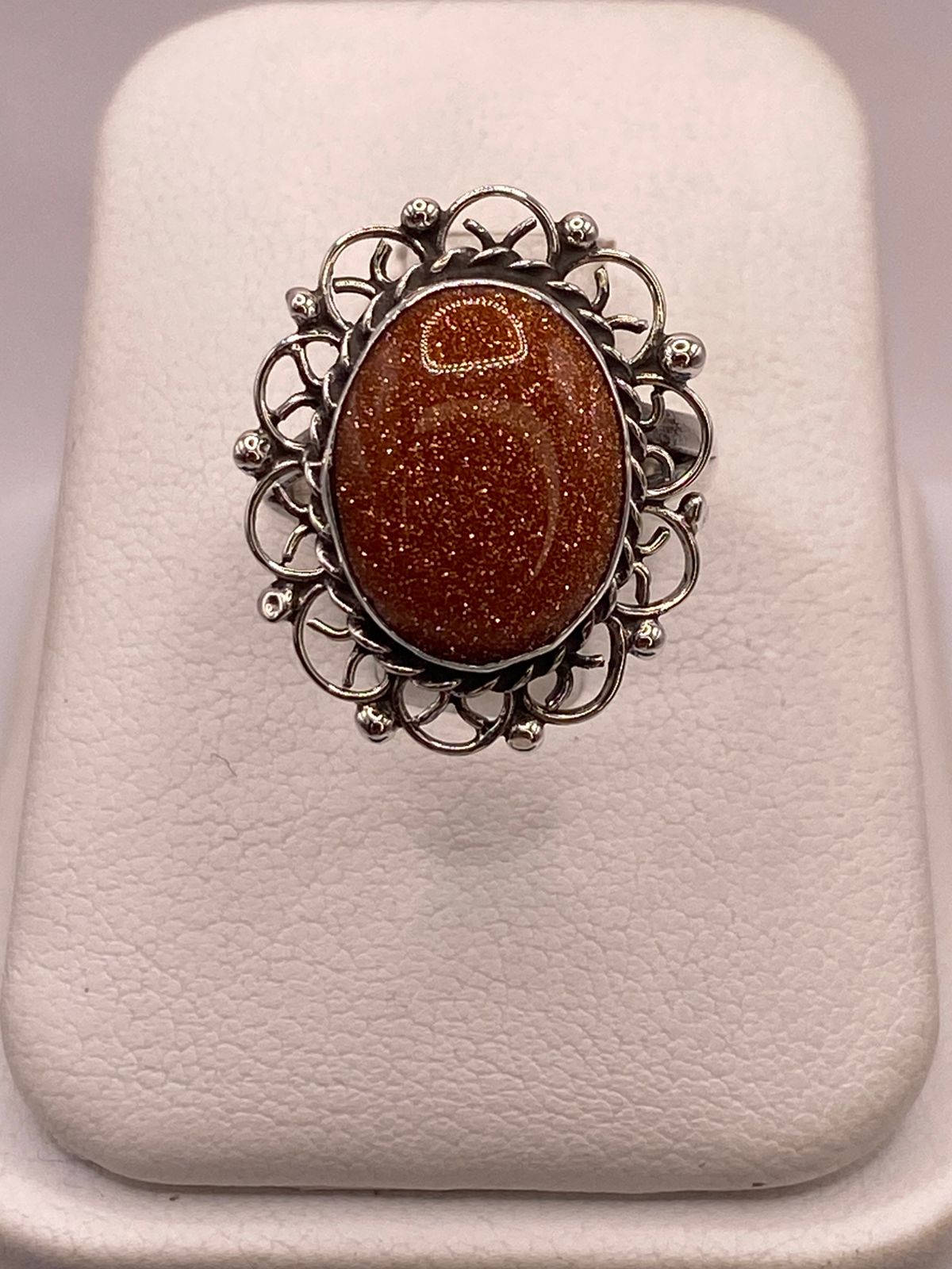 Anillo de Plata Ley 925 con Piedra Sol Dorada — vista lateral