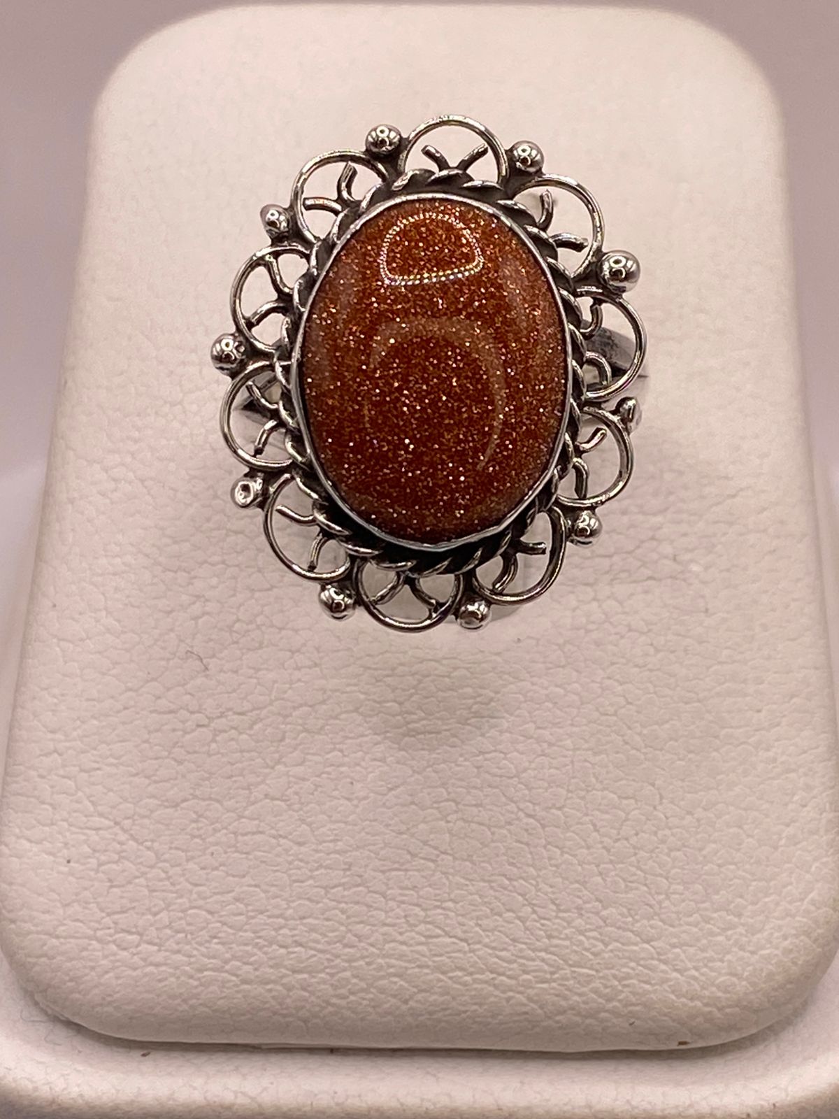 Anillo de Plata Ley 925 con Piedra Sol Dorada, vista lateral