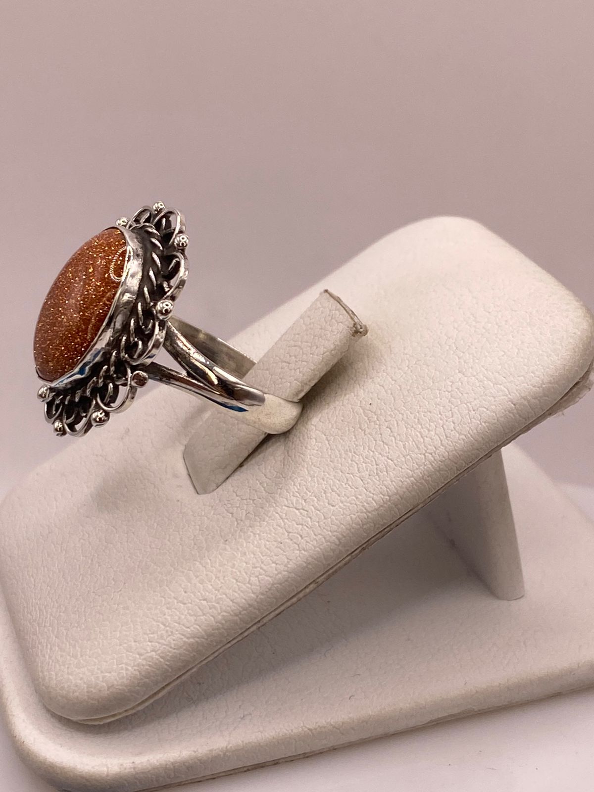 Anillo de Plata Ley 925 con Piedra Sol Dorada, vista frontal