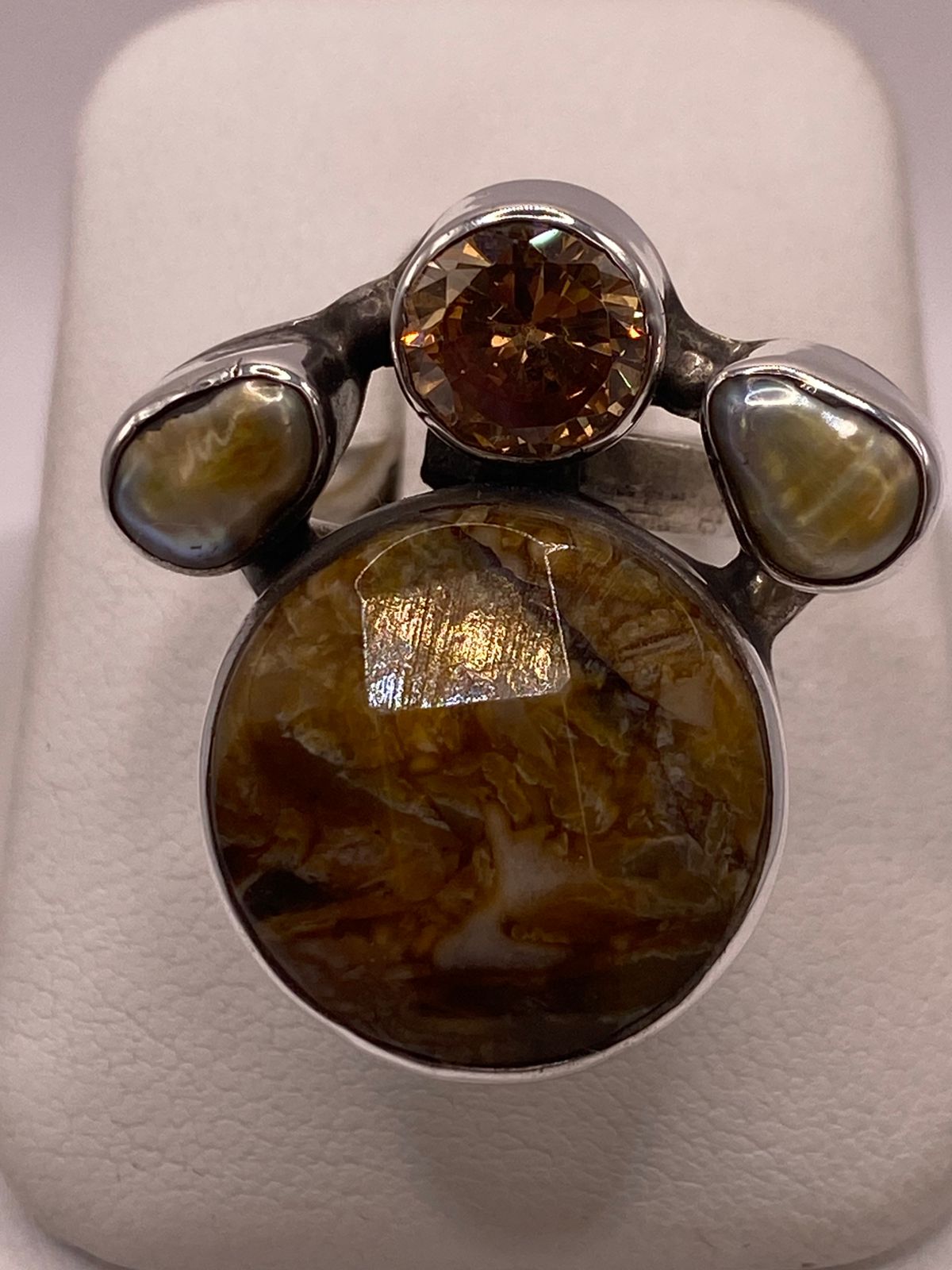 Anillo de Plata Ley 925 con Piedras Naturales Multicolor en báscula mostrando peso