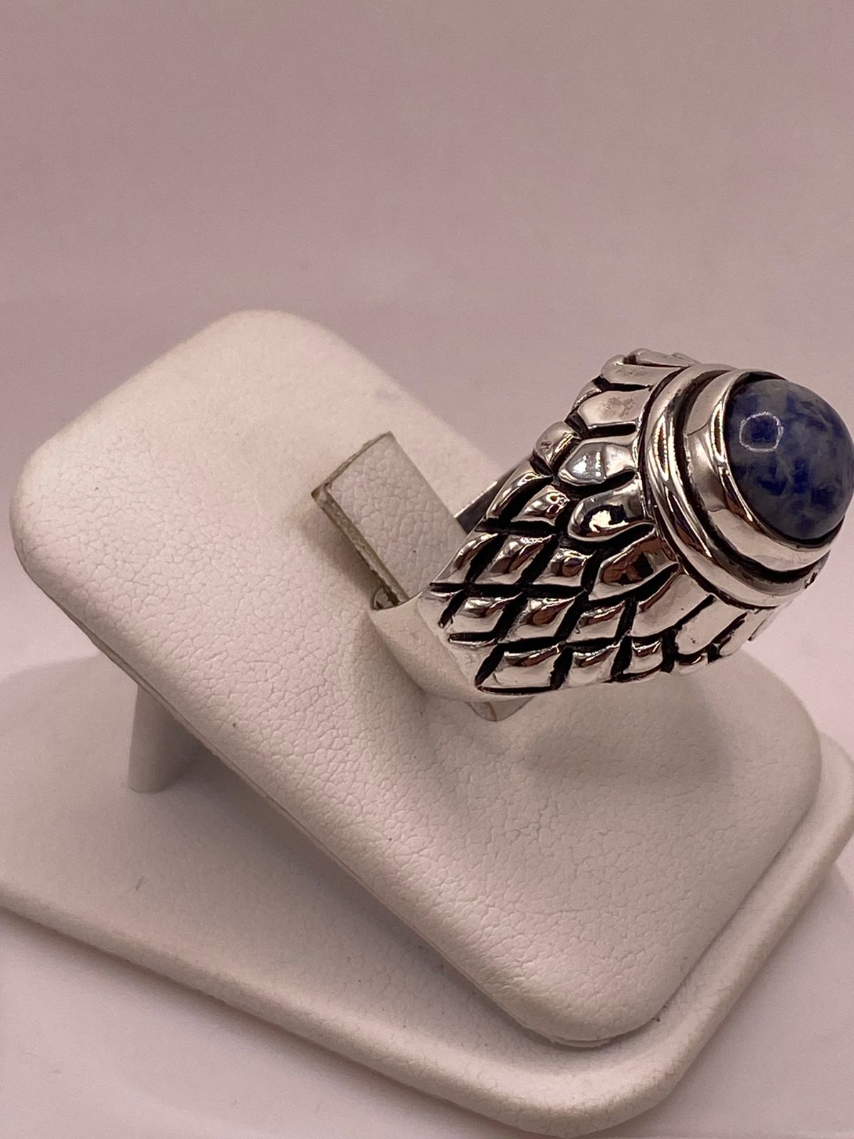 Anillo de Plata Ley 925 con Sodalita Azul, vista lateral