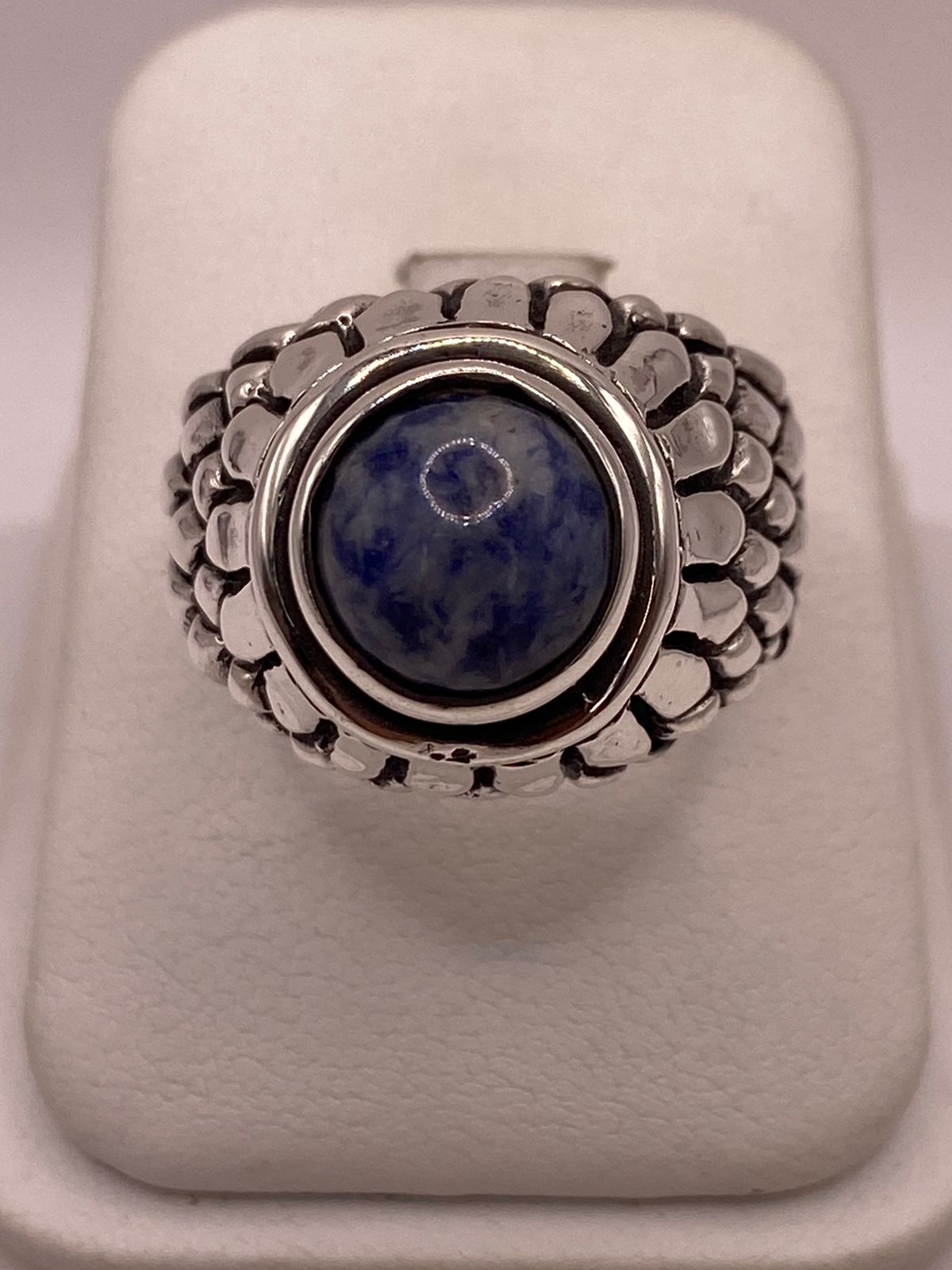 Anillo de Plata Ley 925 con Sodalita Azul, vista de detalle