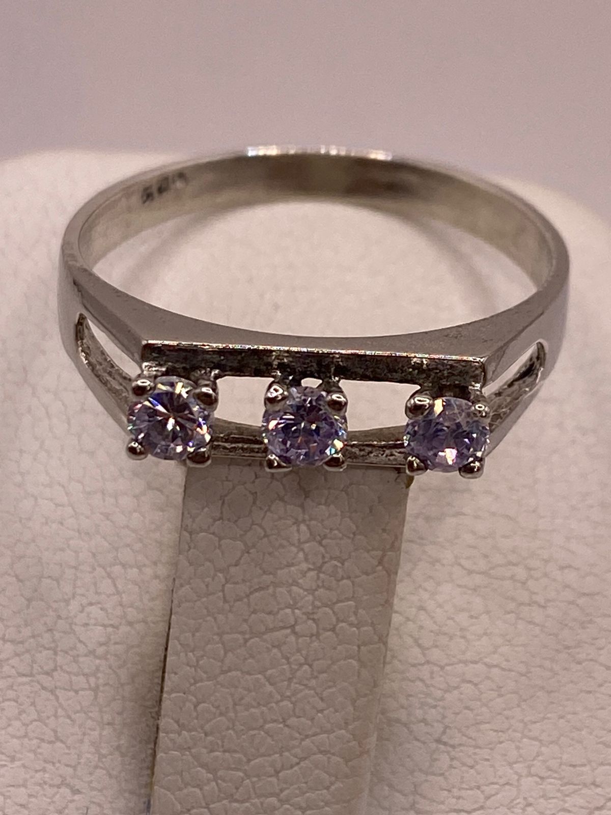 Anillo de Plata Ley 925 con Tres Zirconias Blancas, sello de autenticidad Plata Ley .925