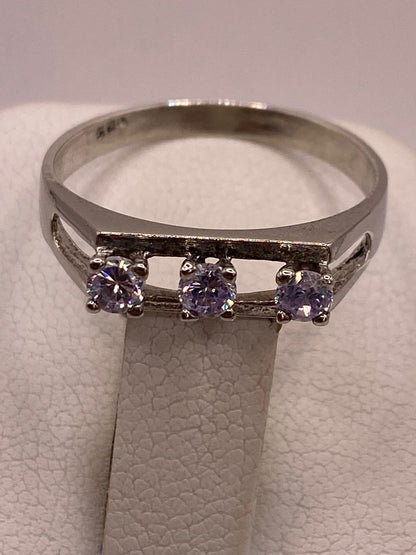Anillo de Plata Ley 925 con Tres Zirconias Blancas, sello de autenticidad Plata Ley .925