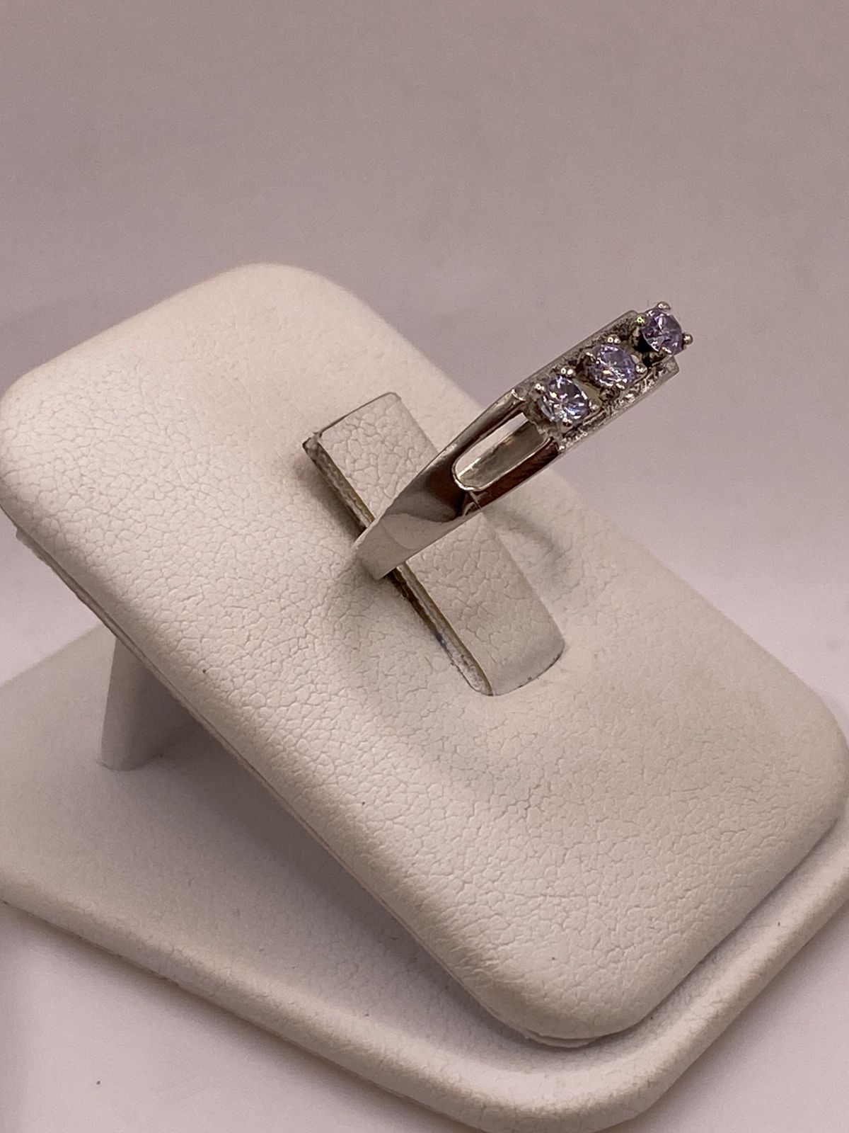 Anillo de Plata Ley 925 con Tres Zirconias Blancas, vista lateral
