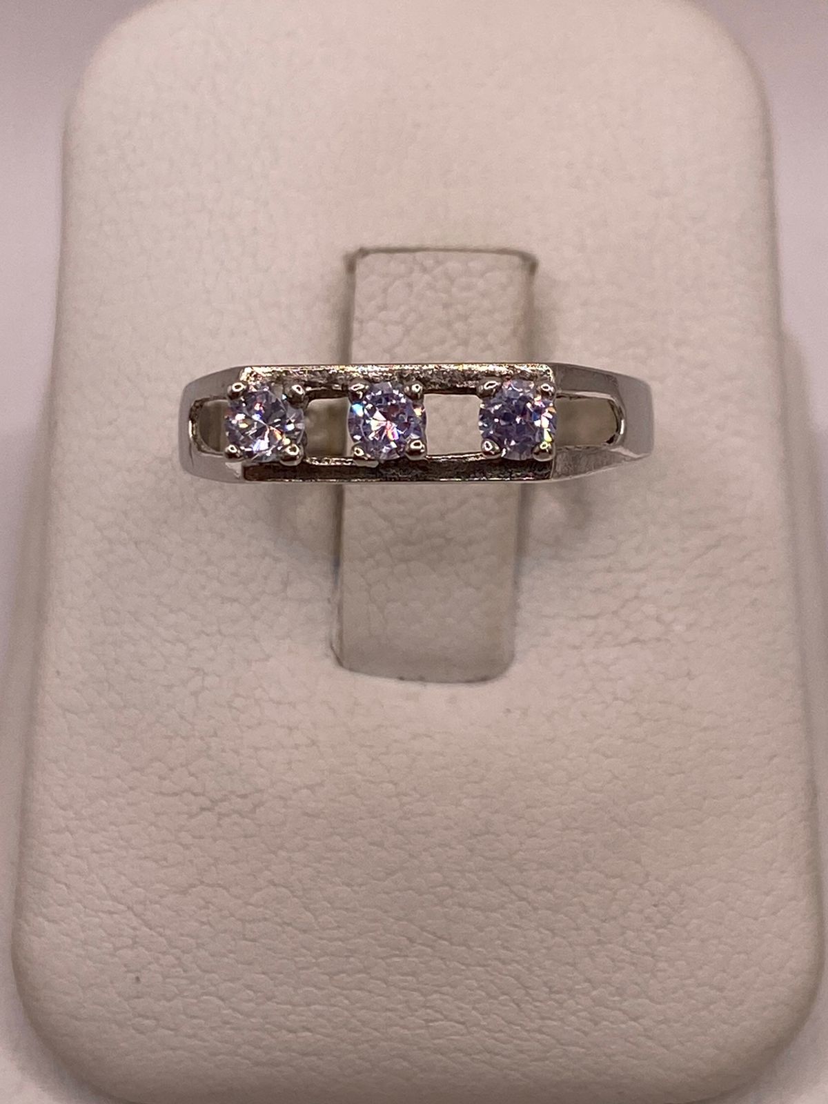 Anillo de Plata Ley 925 con Tres Zirconias Blancas — ángulo diagonal