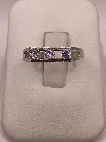 Anillo de Plata Ley 925 con Tres Zirconias Blancas — ángulo diagonal