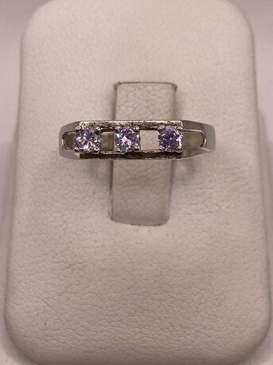 Anillo de Plata Ley 925 con Tres Zirconias Blancas — ángulo diagonal