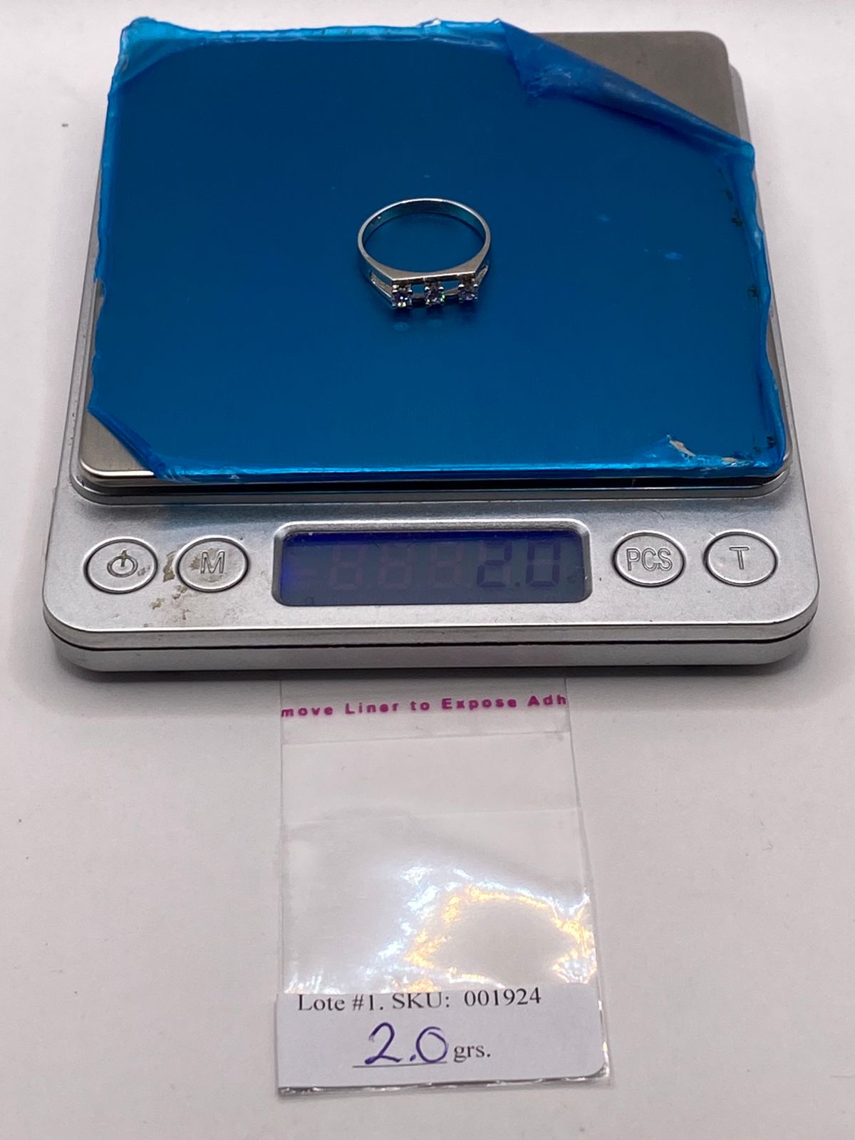 Anillo de Plata Ley 925 con Tres Zirconias Blancas, peso en gramos (báscula)