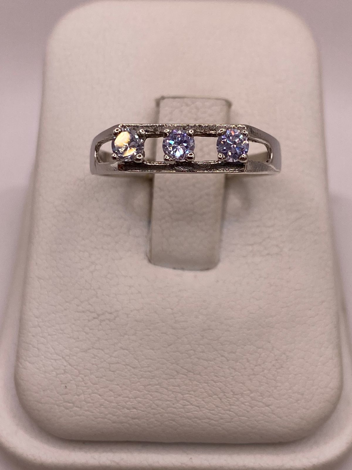 Anillo de Plata Ley 925 con Tres Zirconias Blancas, vista frontal