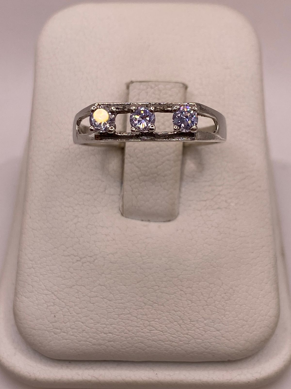 Anillo de Plata Ley 925 con Tres Zirconias Blancas, vista de detalle