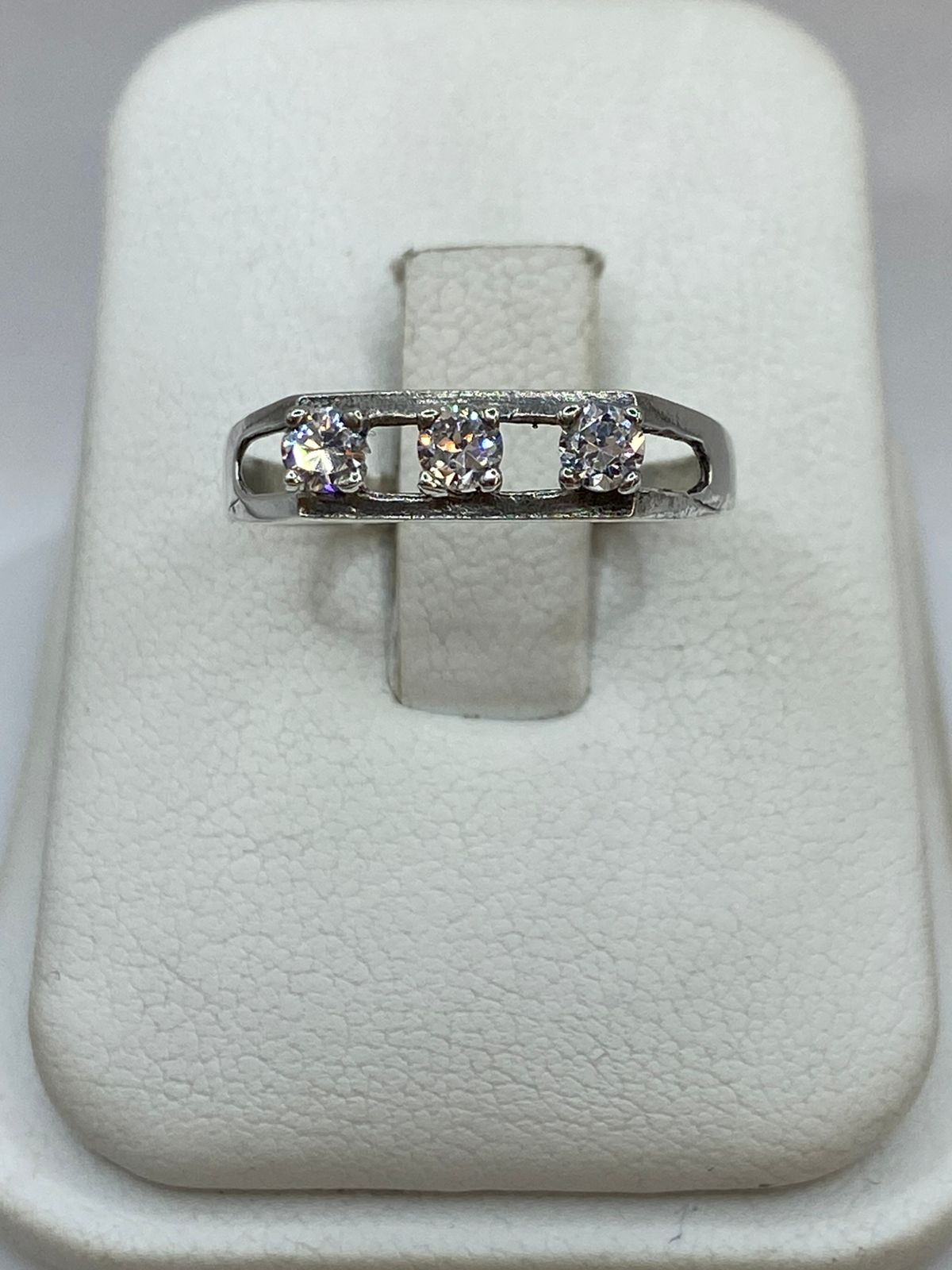 Anillo de Plata Ley 925 con Tres Zirconias Blancas — detalle de acabado
