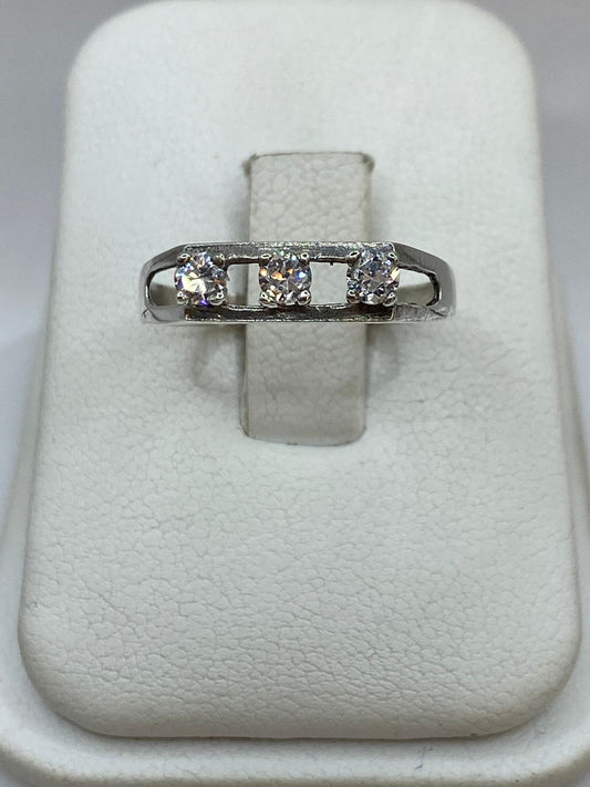 Anillo de Plata Ley 925 con Tres Zirconias Blancas — detalle de acabado