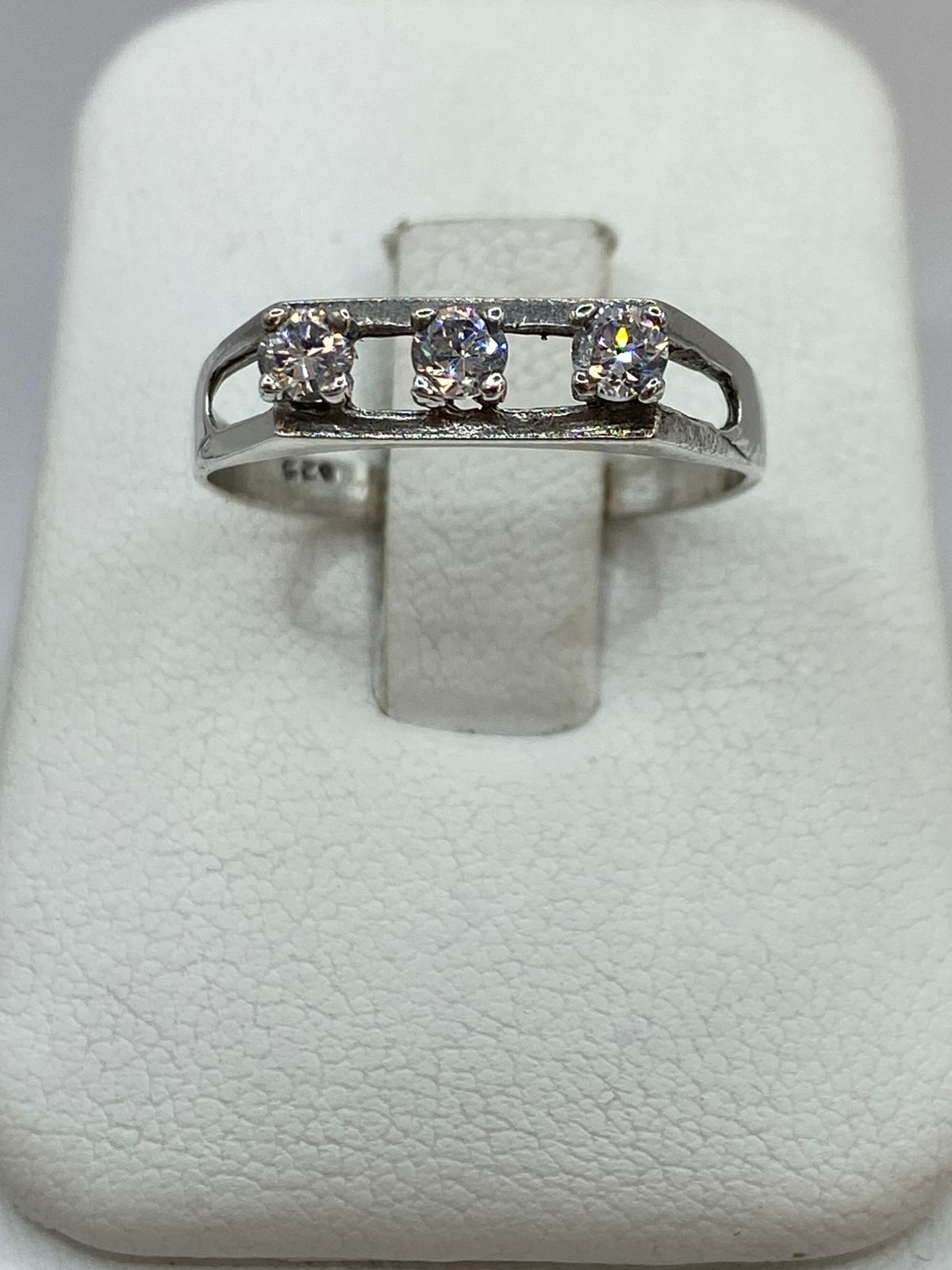 Anillo de Plata Ley 925 con Tres Zirconias Blancas, vista frontal