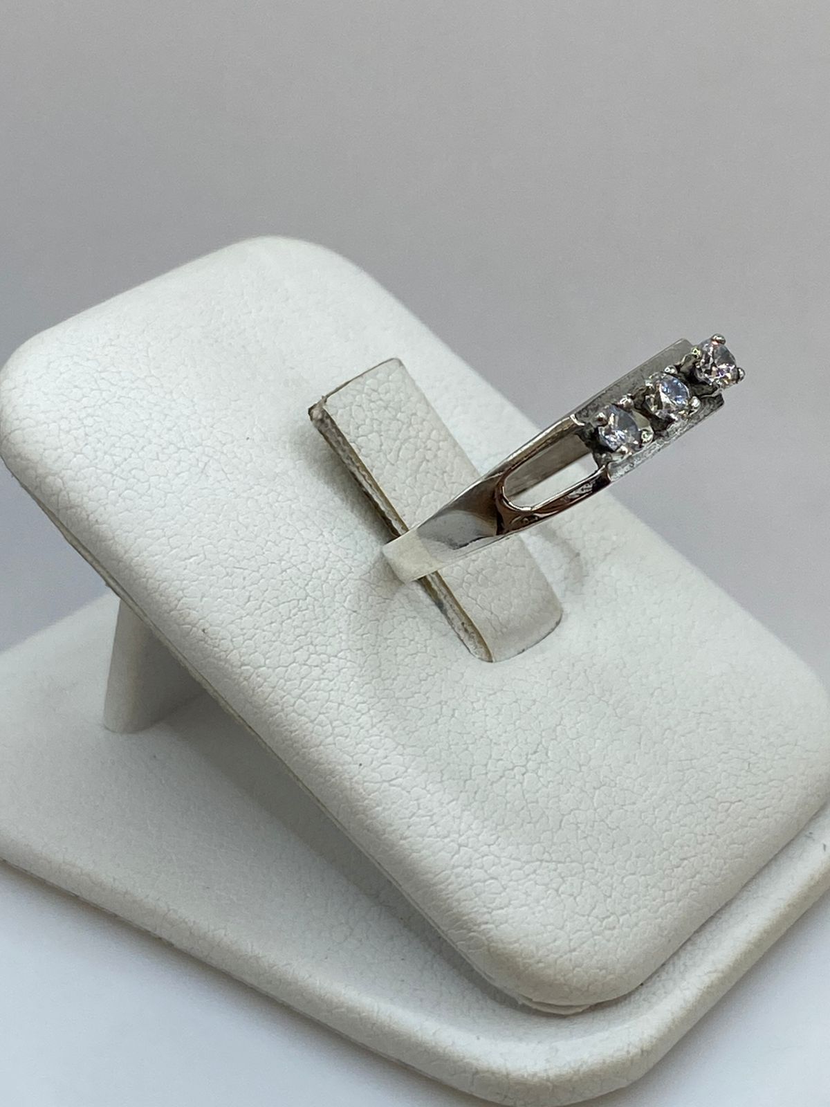 Anillo de Plata Ley 925 con Tres Zirconias Blancas, vista lateral
