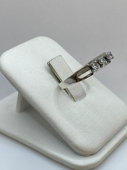 Anillo de Plata Ley 925 con Tres Zirconias Blancas, vista lateral