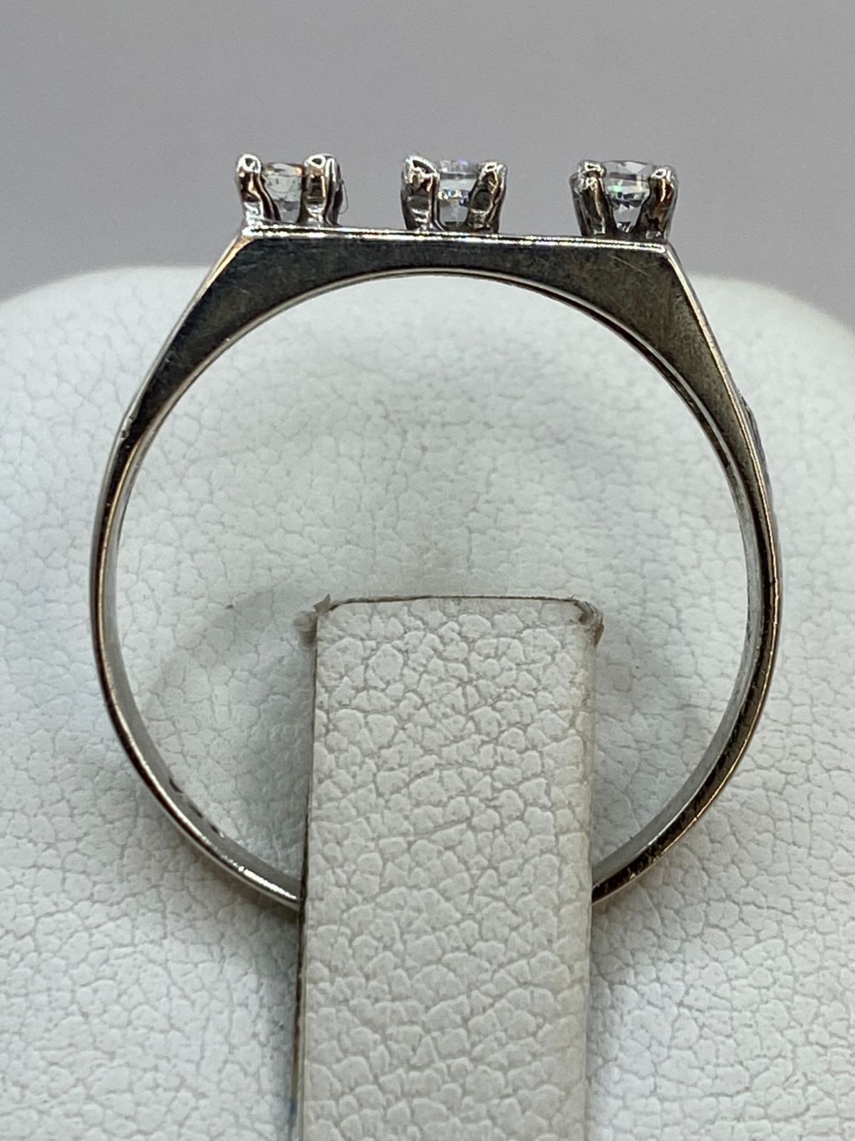 Anillo de Plata Ley 925 con Tres Zirconias Blancas, vista superior