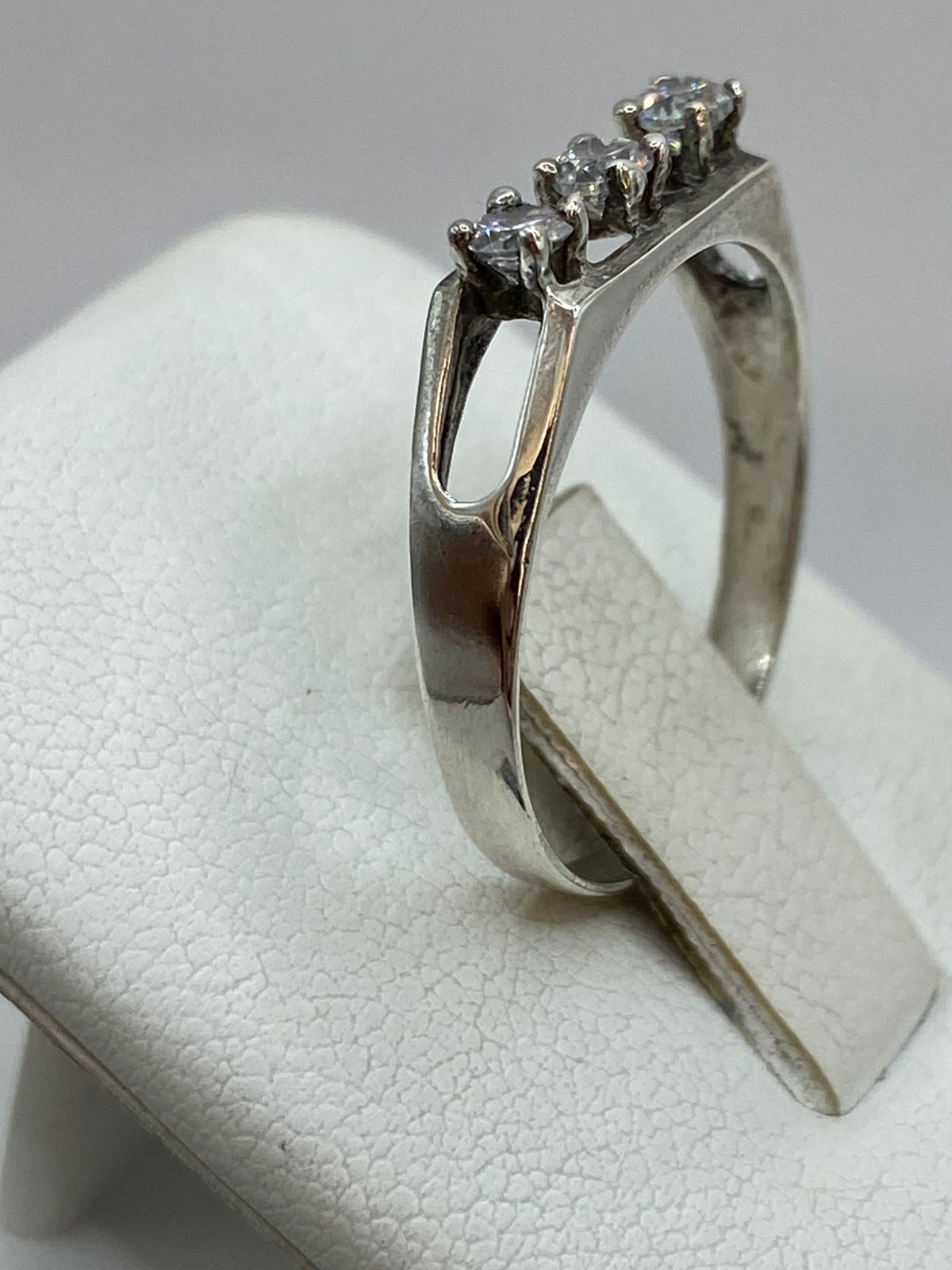 Anillo de Plata Ley 925 con Tres Zirconias Blancas, vista posterior