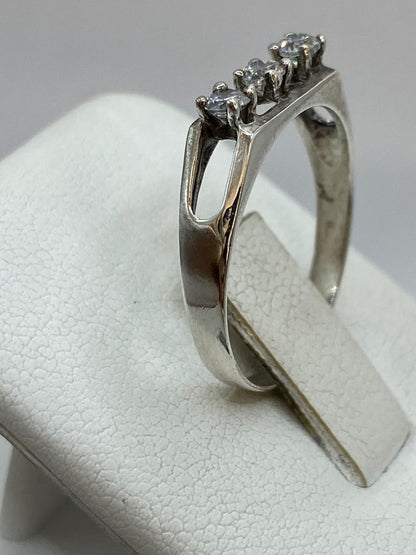 Anillo de Plata Ley 925 con Tres Zirconias Blancas, vista posterior