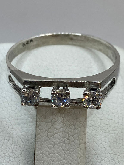 Anillo de Plata Ley 925 con Tres Zirconias Blancas, sello de autenticidad Plata Ley .925
