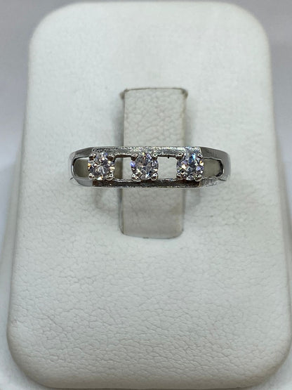 Anillo de Plata Ley 925 con Tres Zirconias Blancas, vista de detalle