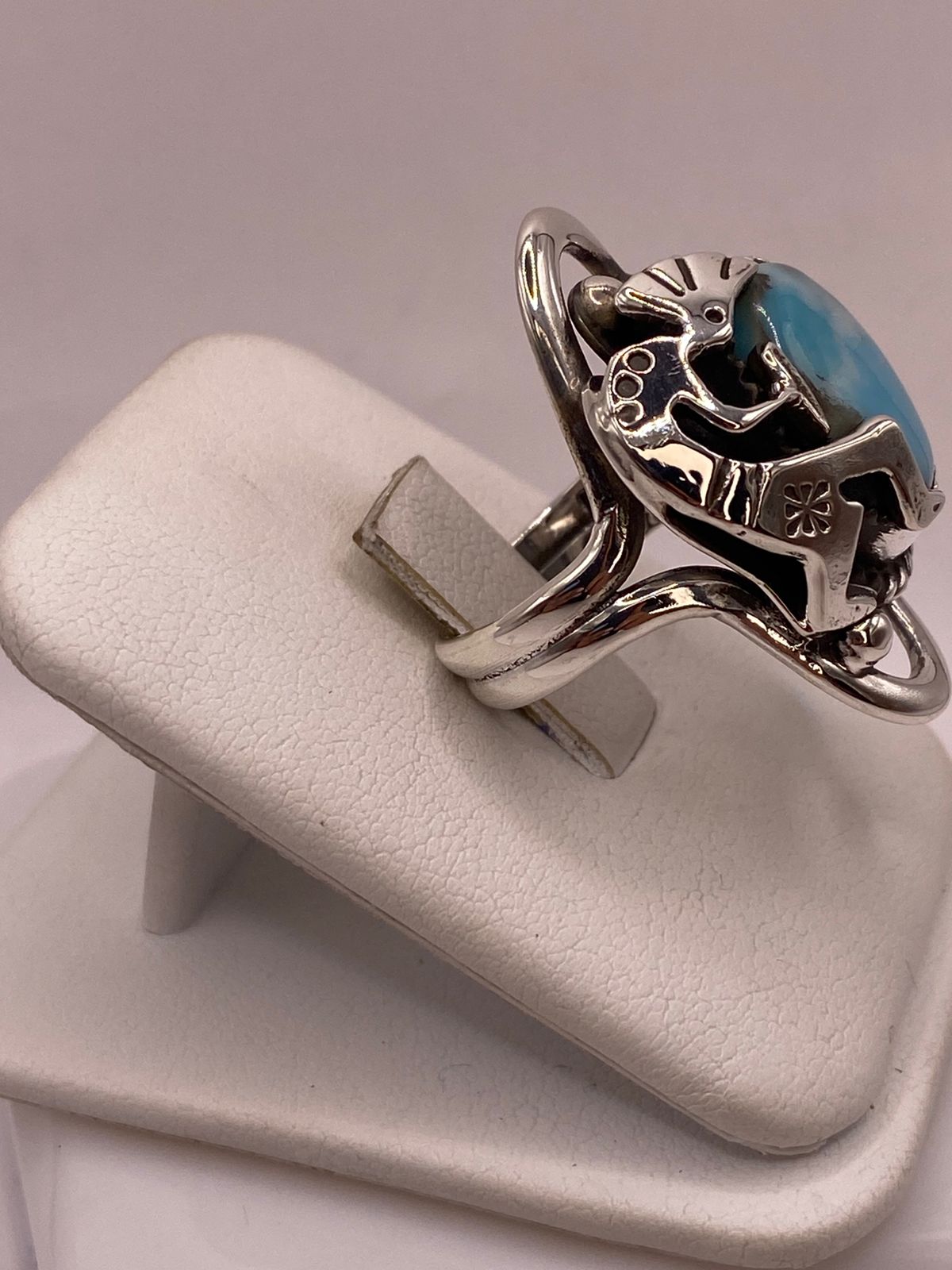 Anillo de Plata Ley 925 con Turquesa y Kokopelli, vista de detalle