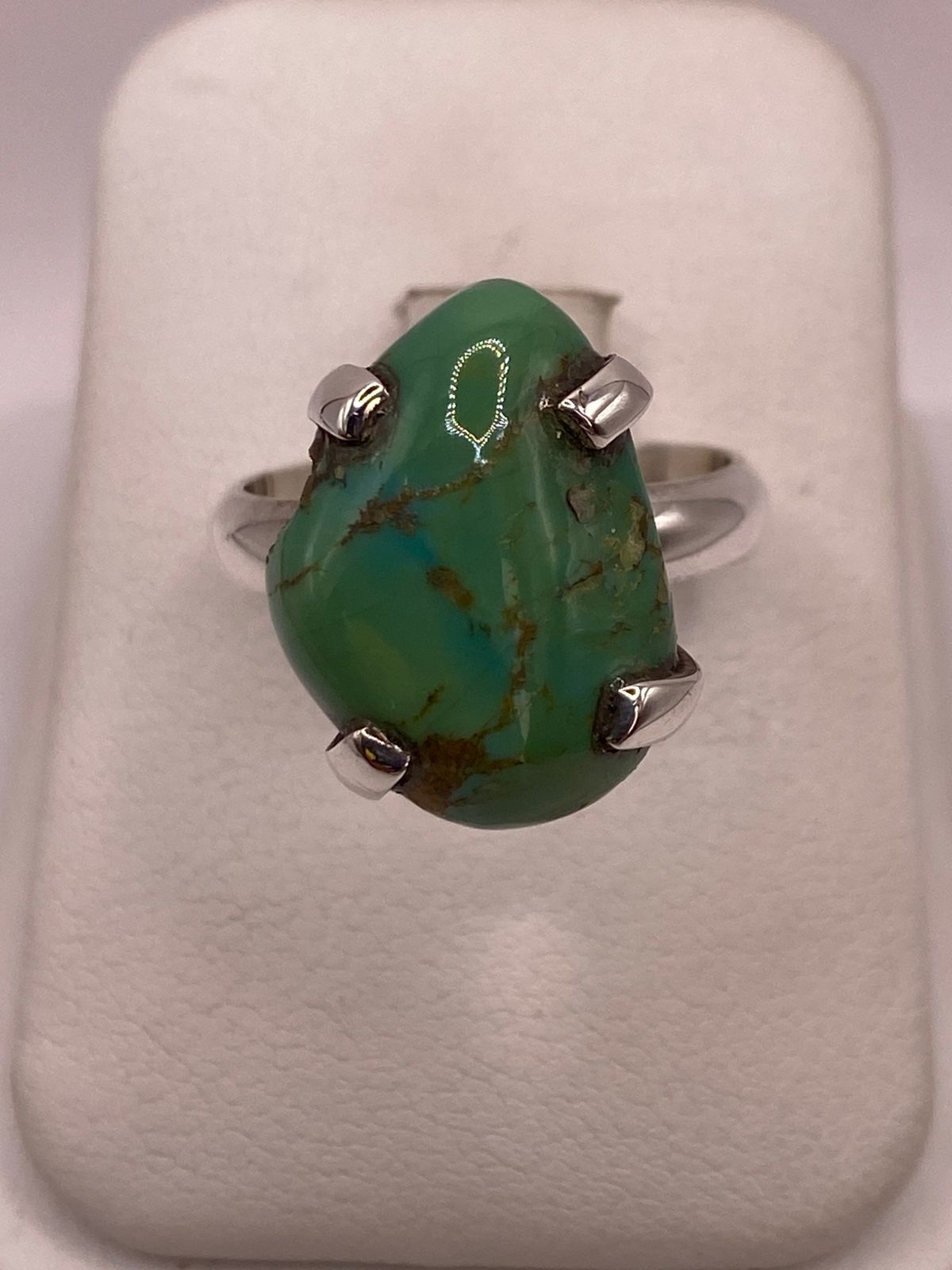 Anillo de Plata Ley 925 con Turquesa Natural en báscula mostrando peso