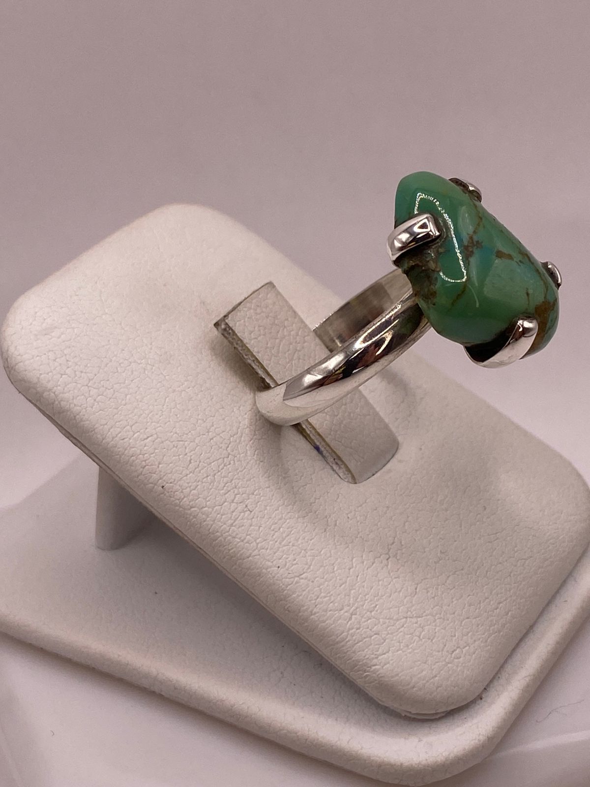 Anillo de Plata Ley 925 con Turquesa Natural, vista lateral
