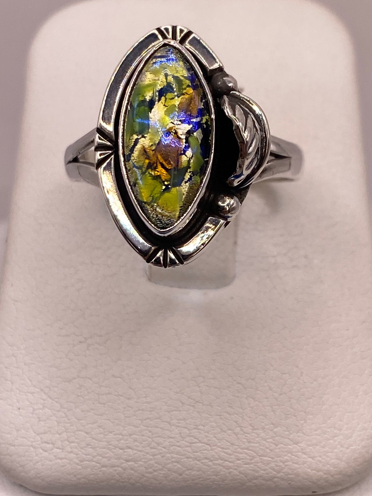 Anillo de Plata Ley 925 con Vidrio Dicroico, vista de detalle