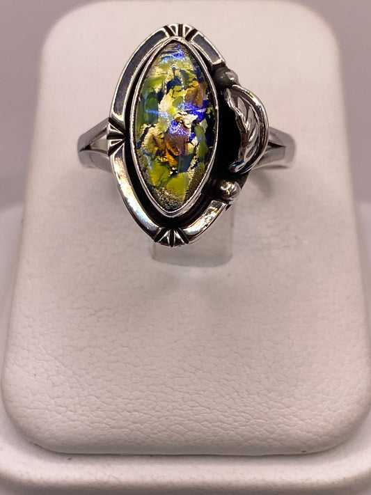 Anillo de Plata Ley 925 con Vidrio Dicroico en báscula mostrando peso