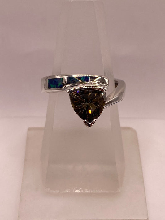 Anillo de Plata Ley 925 con Zirconia Ahumada, Ópalo de Fuego y Diseño Moderno en báscula mostrando peso