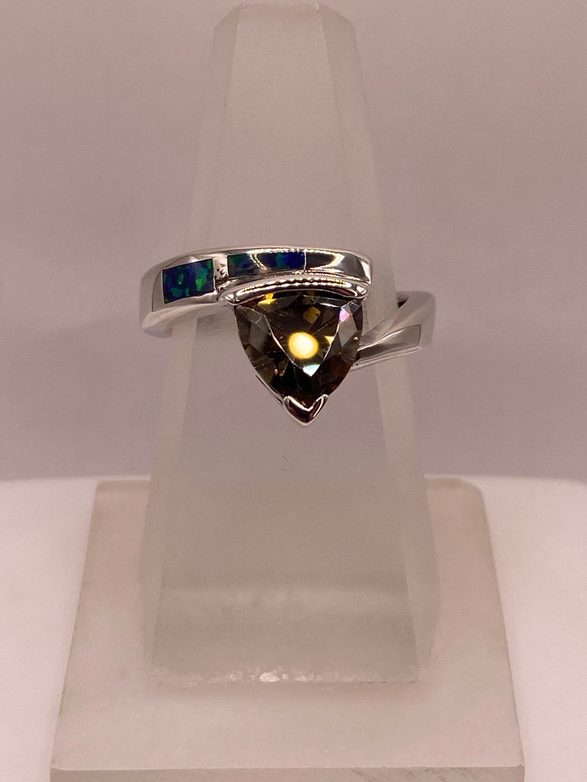 Anillo de Plata Ley 925 con Zirconia Ahumada, Ópalo de Fuego y Diseño Moderno, vista lateral