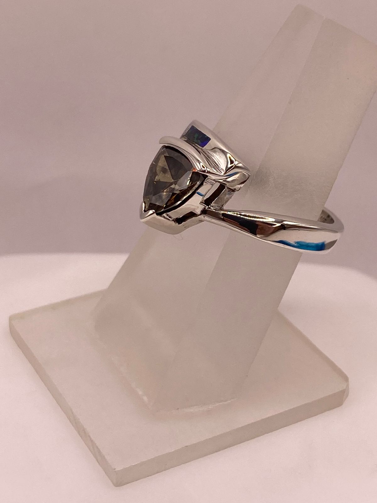 Anillo de Plata Ley 925 con Zirconia Ahumada, Ópalo de Fuego y Diseño Moderno, vista frontal