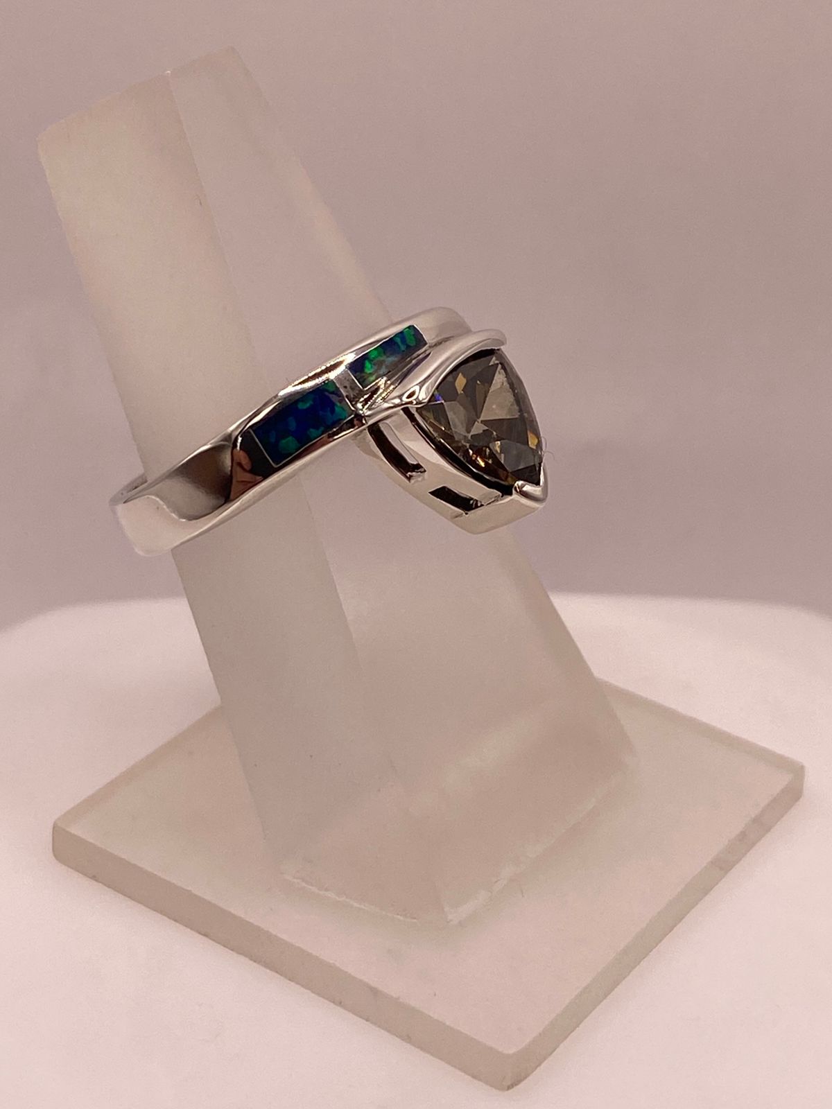 Anillo de Plata Ley 925 con Zirconia Ahumada, Ópalo de Fuego y Diseño Moderno, vista de detalle