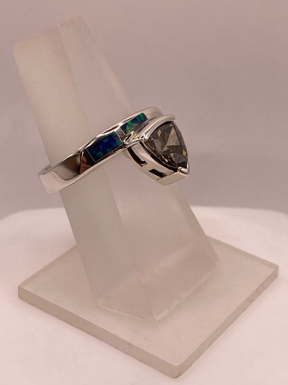 Anillo de Plata Ley 925 con Zirconia Ahumada, Ópalo de Fuego y Diseño Moderno, vista de detalle