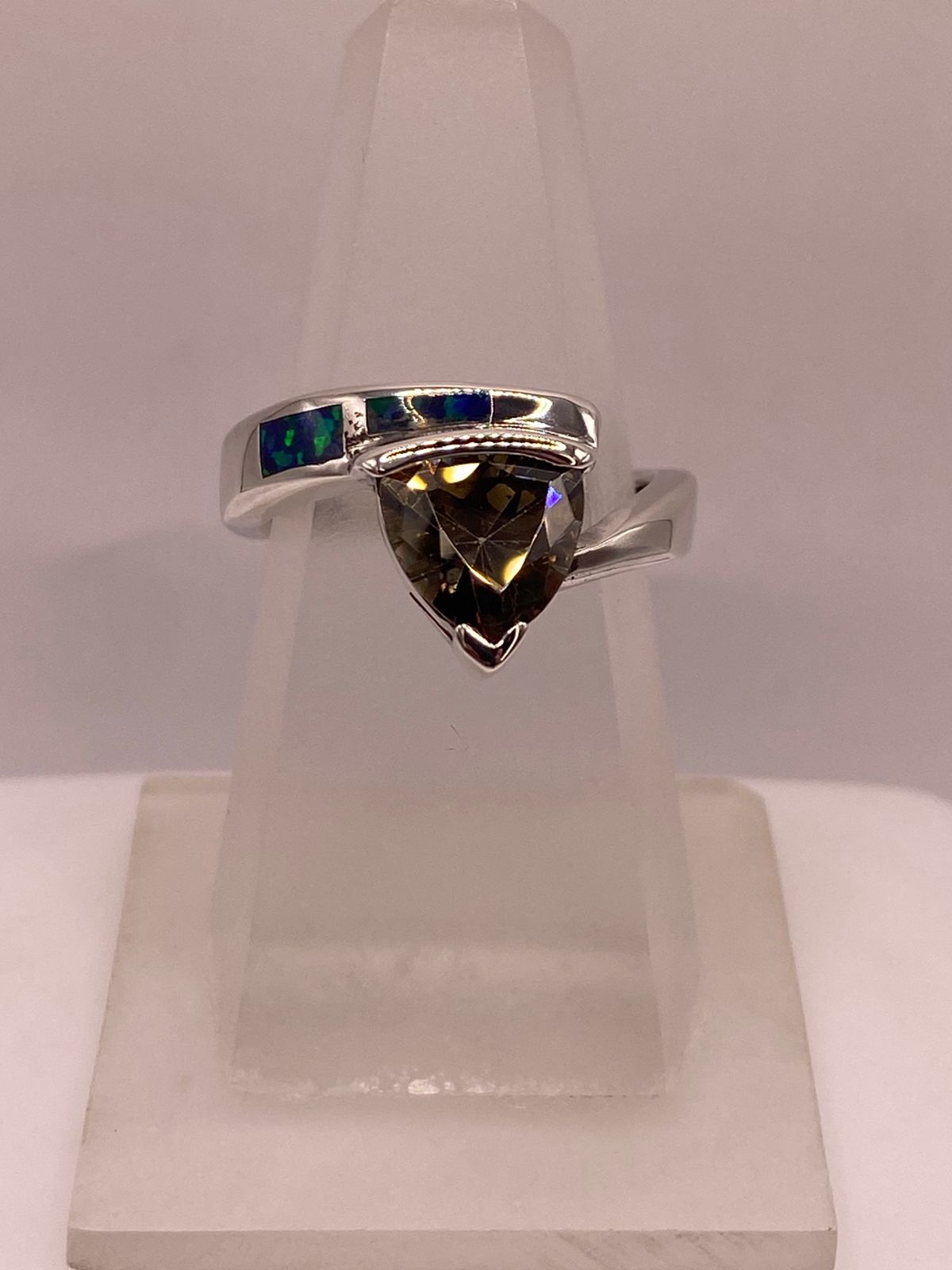 Anillo de Plata Ley 925 con Zirconia Ahumada, Ópalo de Fuego y Diseño Moderno, vista superior