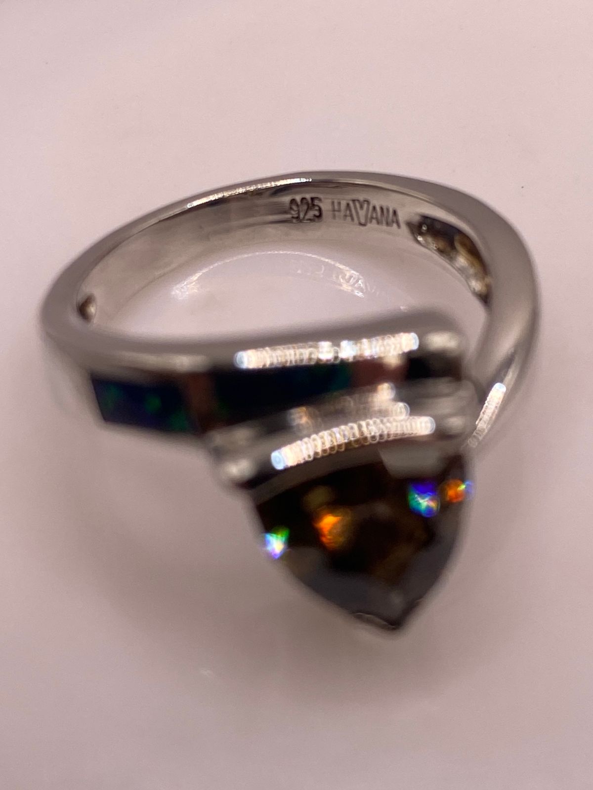 Anillo de Plata Ley 925 con Zirconia Ahumada, Ópalo de Fuego y Diseño Moderno, sello de autenticidad Plata Ley .925