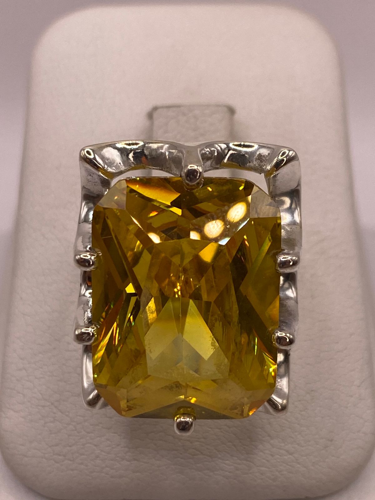 Anillo de Plata Ley 925 con Zirconia Amarilla Corte Radiante Diseño Elegante — detalle de acabado
