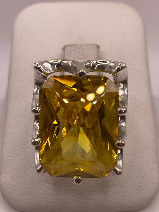 Anillo de Plata Ley 925 con Zirconia Amarilla Corte Radiante Diseño Elegante — detalle de acabado