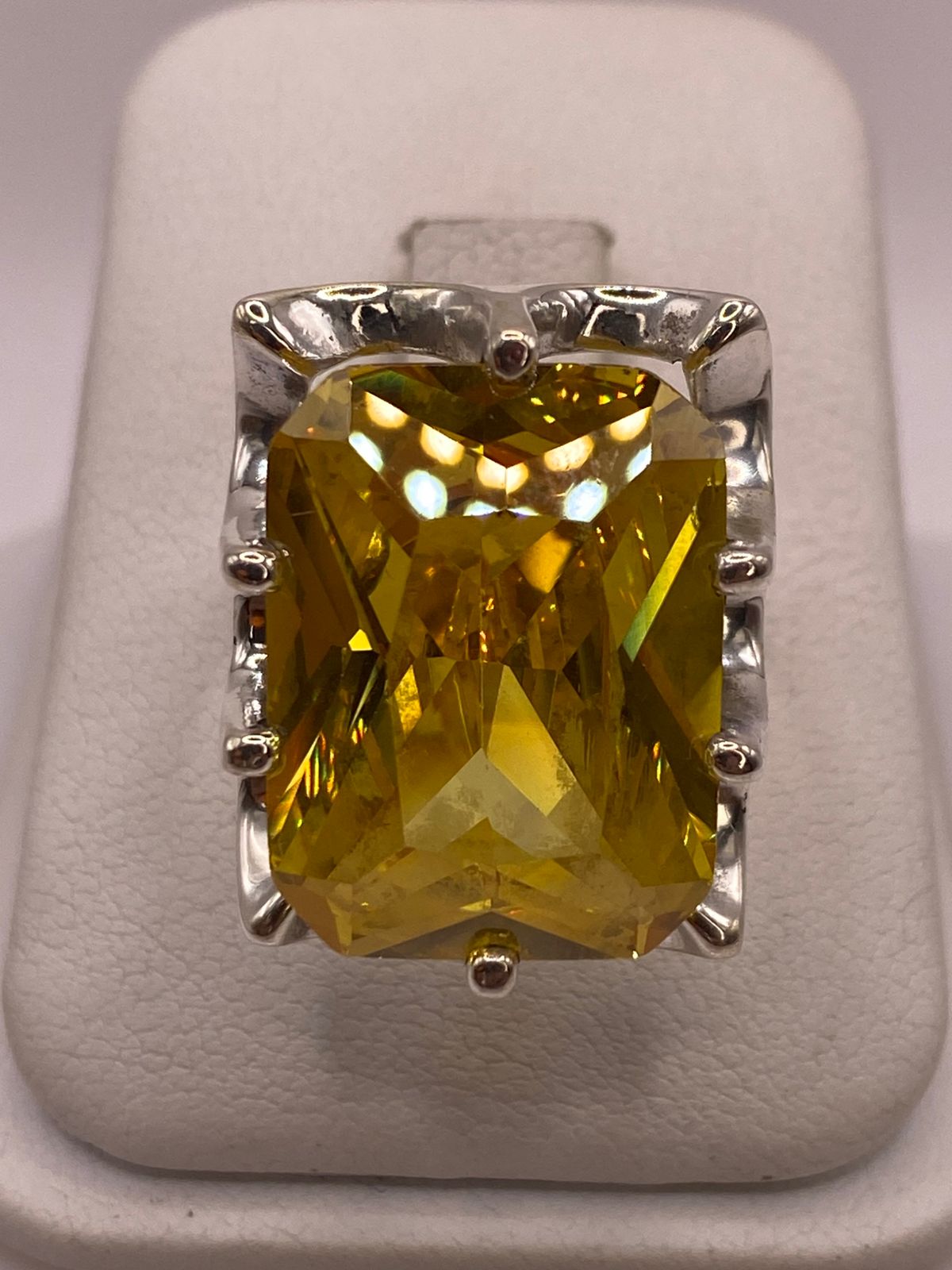 Anillo de Plata Ley 925 con Zirconia Amarilla Corte Radiante Diseño Elegante, vista frontal