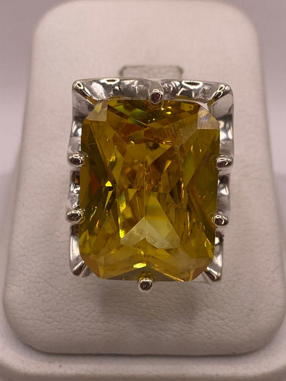 Anillo de Plata Ley 925 con Zirconia Amarilla Corte Radiante Diseño Elegante, vista lateral