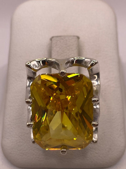 Anillo de Plata Ley 925 con Zirconia Amarilla Corte Radiante Diseño Elegante, vista de detalle