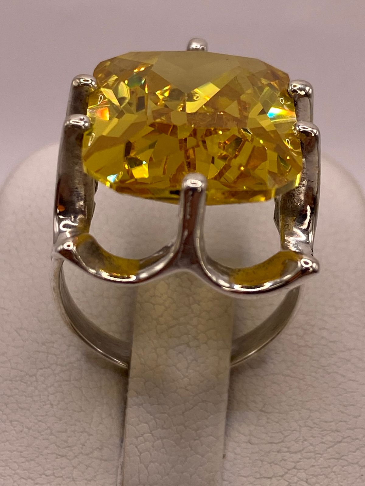 Anillo de Plata Ley 925 con Zirconia Amarilla Corte Radiante Diseño Elegante, vista superior