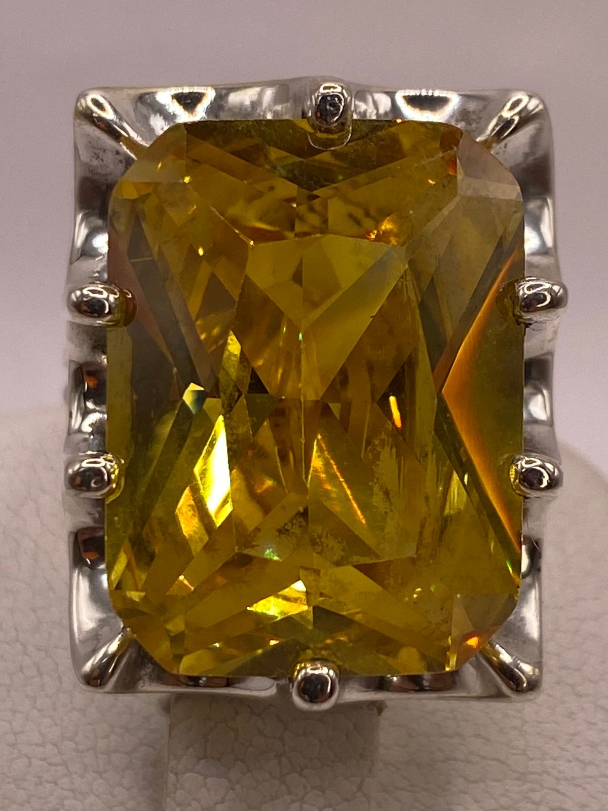 Anillo de Plata Ley 925 con Zirconia Amarilla Corte Radiante Diseño Elegante, vista posterior
