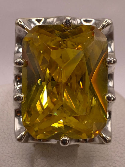 Anillo de Plata Ley 925 con Zirconia Amarilla Corte Radiante Diseño Elegante, vista posterior